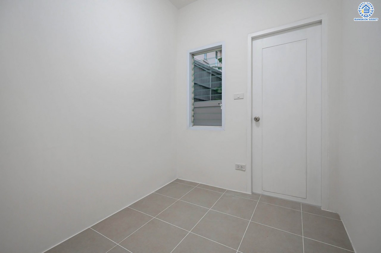 บ้านมือสองตกแต่งใหม่ โครงการ เดอะเวอรีเดียนโฮม กาญจนาภิเษก เนื้อที่กว้าง 75 ตร.ว. ฟังก์ชัน 3 ห้องนอน 4 ห้องน้ำ 1 ห้องอเนกประสงค์ 1 ห้องแม่บ้าน จอดรถได้ 2 จอด บนทำเลดี ติดถนนกาญจนาภิเษก เชื่อมต่อถนนรัตนาธิเบศร์ ถนนนครอินทร์ ถนนกาญจนาภิเษก ใกล้รถไฟฟ้าสายสีม่วง "สถานีตลาดบางใหญ่" และจุดขึ้นทางด่วน "ศรีรัช"...